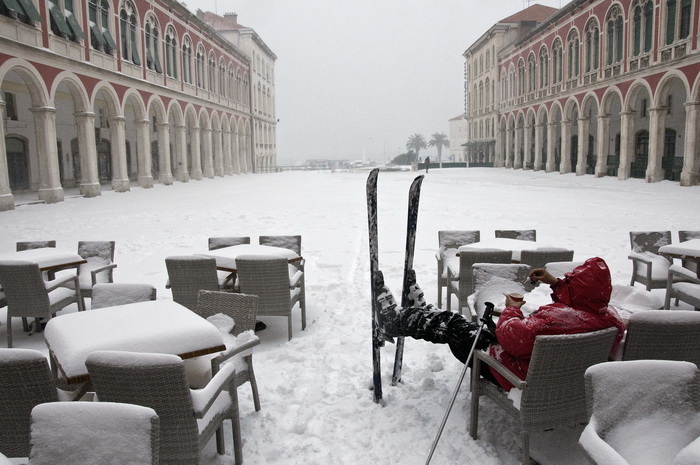 Split, 030212
Nakon nekoliko godina, danima najavljivan snijeg pao je i na Splitskom podrucju. Iako je bio najavljen, Splicani nisu bili spremni na bijeli pokrivac, te im je on uz snaznu buru otezavao svakodnevni zivot. Teperatura je bila oko -3. Najvjero Split, 030212
Nakon nekoliko godina, danima najavljivan snijeg pao je i na Splitskom podrucju. Iako je bio najavljen, Splicani nisu bili spremni na bijeli pokrivac, te im je on uz snaznu buru otezavao svakodnevni zivot. Teperatura je bila oko -3. Najvjero