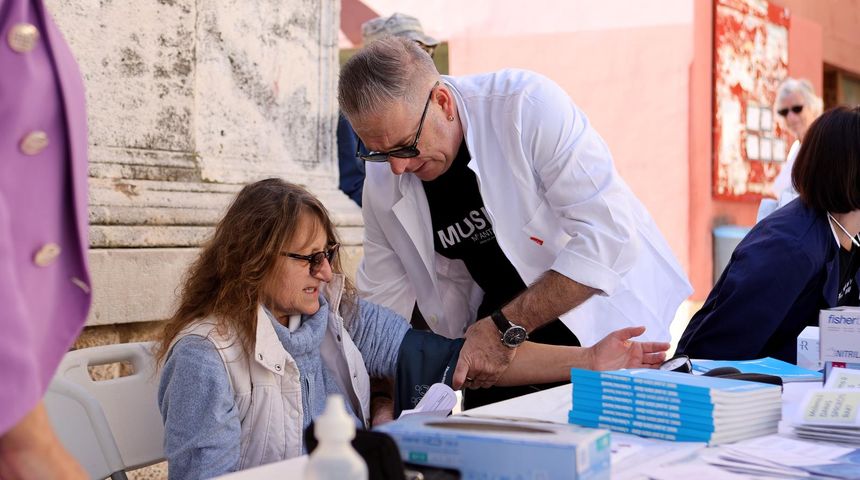 Uz akciju mjerenja tlaka i šećera u krvi, u Gradskoj loži organizirano je i predavanje o provedbi Nacionalnog programa ranog otkrivanja raka debelog crijeva.