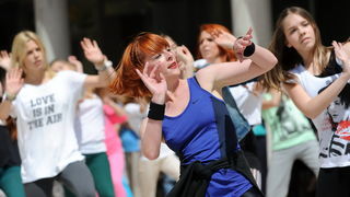 Zadar, 040513.
Plesna udruga Gesta je danas nastupom na Kalelargi najavila zadarski plesni festival in memoriam Nives Simatovic Predovan koji ce poceti 18. svibnja.
Na fotografiji: nastup plesne udruge Gesta.
Foto: Luka Gerlanc / CROPIX Zadar, 040513.
Plesna udruga Gesta je danas nastupom na Kalelargi najavila zadarski plesni festival in memoriam Nives Simatovic Predovan koji ce poceti 18. svibnja.
Na fotografiji: nastup plesne udruge Gesta.
Foto: Luka Gerlanc / CROPIX