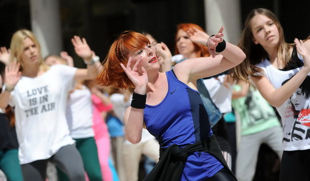 Zadar, 040513.
Plesna udruga Gesta je danas nastupom na Kalelargi najavila zadarski plesni festival in memoriam Nives Simatovic Predovan koji ce poceti 18. svibnja.
Na fotografiji: nastup plesne udruge Gesta.
Foto: Luka Gerlanc / CROPIX