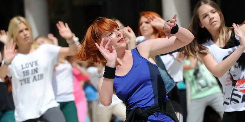 Zadar, 040513.
Plesna udruga Gesta je danas nastupom na Kalelargi najavila zadarski plesni festival in memoriam Nives Simatovic Predovan koji ce poceti 18. svibnja.
Na fotografiji: nastup plesne udruge Gesta.
Foto: Luka Gerlanc / CROPIX