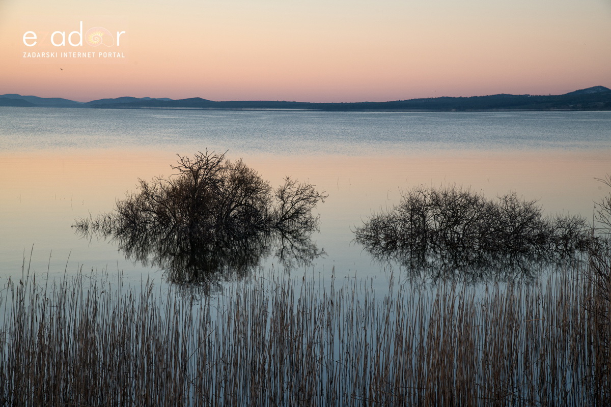 Nedjeljno svitanje na Vranskom jezeru Nedjeljno svitanje na Vranskom jezeru