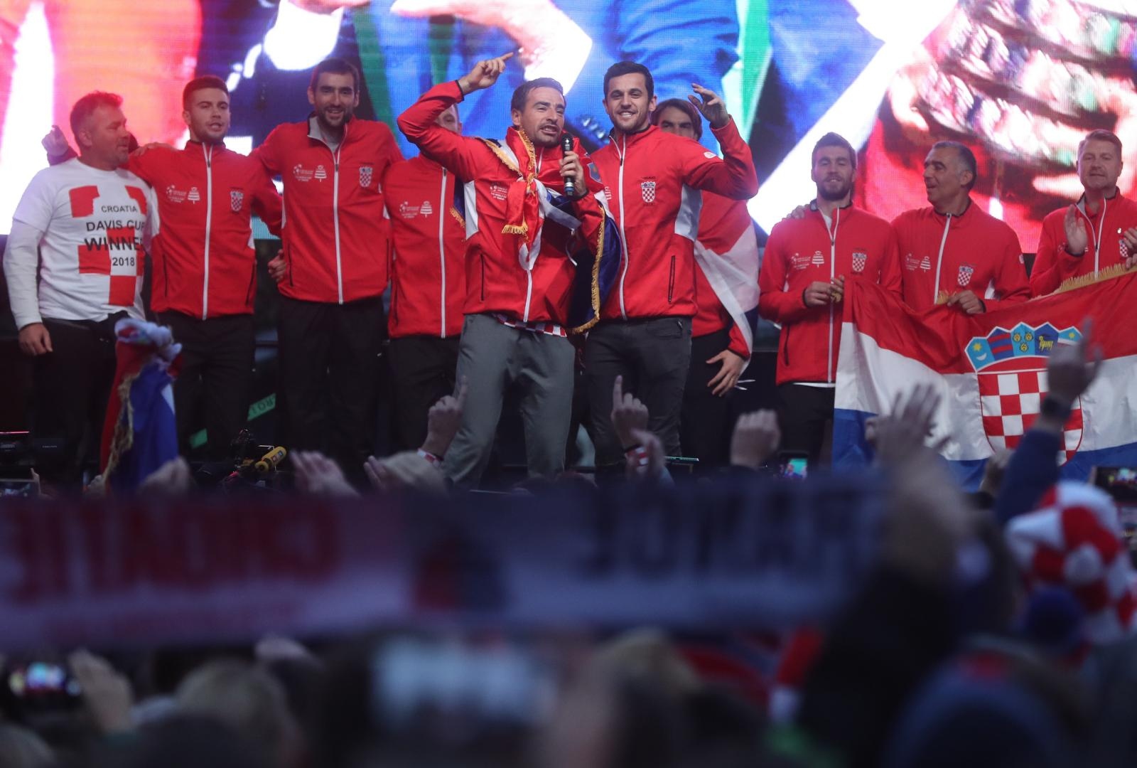 Zlatne tenisače na Trgu bana Josipa Jelačića dočekale tisuće navijača Zlatne tenisače na Trgu bana Josipa Jelačića dočekale tisuće navijača