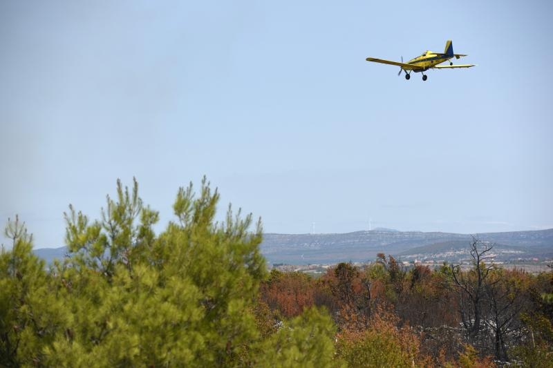 Pristeg: Veliki požar nošen burom približava se kućama, čuju se i detonacije mina