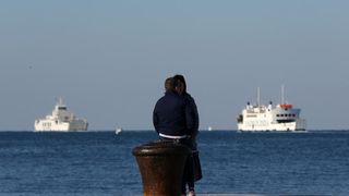 Prohladan, ali iznimno lijep i sunčan dan građani Zadra su iskoristili za šetnju prekrasnom rivom.  Photo: Filip Brala/PIXSELL