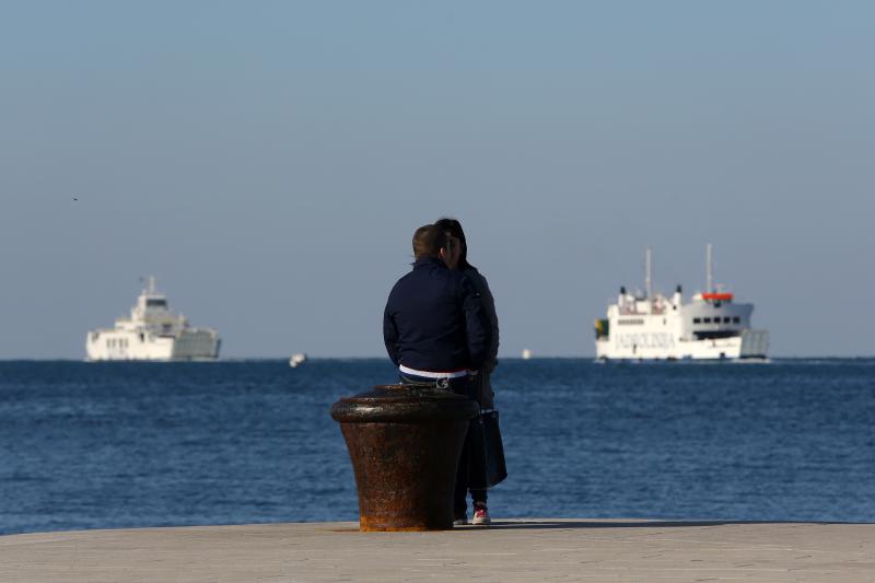 Prohladan, ali iznimno lijep i sunčan dan građani Zadra su iskoristili za šetnju prekrasnom rivom.  Photo: Filip Brala/PIXSELL
