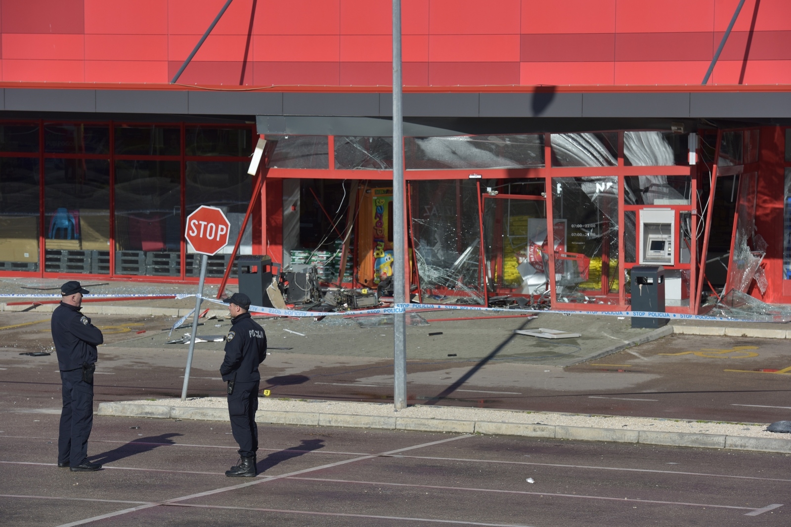 Raznesen bankomat u sklopu Plodina na Žmirićima Raznesen bankomat u sklopu Plodina na Žmirićima