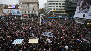 Zagreb, 161112.
Trg bana Jelacica.
Nakon oslobadjajuce presude i provedenih 7 i 5 godina u Haaskom pritvoru za hrvatske generale Antu Gotovinu i Mladena Markaca na zagrebackom glavnom trgu organiziran je velicanstven docek . Oko 16 sati skupilo se desetak
