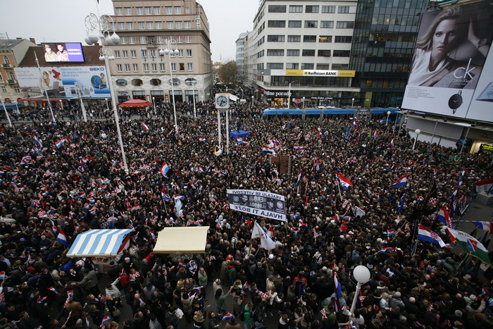 Zagreb, 161112.
Trg bana Jelacica.
Nakon oslobadjajuce presude i provedenih 7 i 5 godina u Haaskom pritvoru za hrvatske generale Antu Gotovinu i Mladena Markaca na zagrebackom glavnom trgu organiziran je velicanstven docek . Oko 16 sati skupilo se desetak