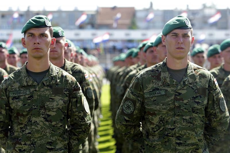 Svečano postrojavanje na stadionu u Kranjčevićevoj u povodu Dana Oružanih snaga Republike Hrvatske. Foto. PIXSELL Svečano postrojavanje na stadionu u Kranjčevićevoj u povodu Dana Oružanih snaga Republike Hrvatske. Foto. PIXSELL