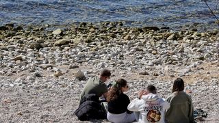 Prvi kupači na zadarskoj plaži Kolovare