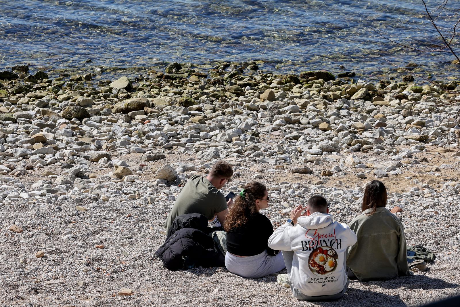 Prvi kupači na zadarskoj plaži Kolovare