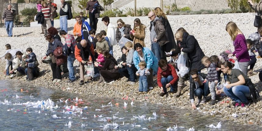 S Kantride otplovilo tri tisuće ždralova u spomen na japansku tragediju, foto: Index.hr/Cropix S Kantride otplovilo tri tisuće ždralova u spomen na japansku tragediju, foto: Index.hr/Cropix