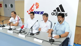 Zadar, 220810.
U sportskom centru Visnjik danas su predstavljeni adidas dresovi hrvatske kosarkaske reprezentacije u kojima ce nastupati na svjetskom prvenstvu u kosarci u Turskoj. Ujedno to je i pocetak cetvorogodisnje sponzorske suradnje adidasa i Hrvat Zadar, 220810.
U sportskom centru Visnjik danas su predstavljeni adidas dresovi hrvatske kosarkaske reprezentacije u kojima ce nastupati na svjetskom prvenstvu u kosarci u Turskoj. Ujedno to je i pocetak cetvorogodisnje sponzorske suradnje adidasa i Hrvat