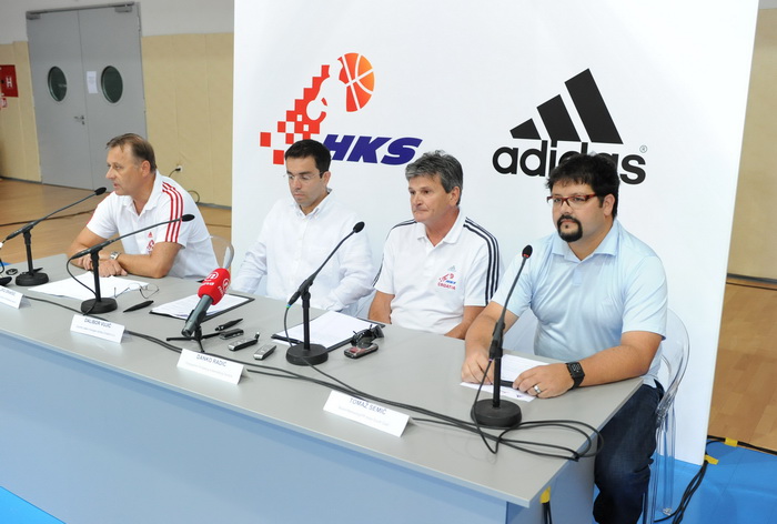 Zadar, 220810.
U sportskom centru Visnjik danas su predstavljeni adidas dresovi hrvatske kosarkaske reprezentacije u kojima ce nastupati na svjetskom prvenstvu u kosarci u Turskoj. Ujedno to je i pocetak cetvorogodisnje sponzorske suradnje adidasa i Hrvat Zadar, 220810.
U sportskom centru Visnjik danas su predstavljeni adidas dresovi hrvatske kosarkaske reprezentacije u kojima ce nastupati na svjetskom prvenstvu u kosarci u Turskoj. Ujedno to je i pocetak cetvorogodisnje sponzorske suradnje adidasa i Hrvat