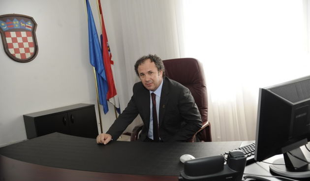 Split, 050609. Gradsko poglavarstvo u Banovini. Danas je u splitskom Poglavarstvu izvrsena primopredaja vlasti. Novi splitski gradonacelnik Zeljko Kerum preuzeo je vlast od Ivana Kureta. Na fotografiji: Zeljko Kerum na novom radnom mjestu. Foto: Jadran Ba