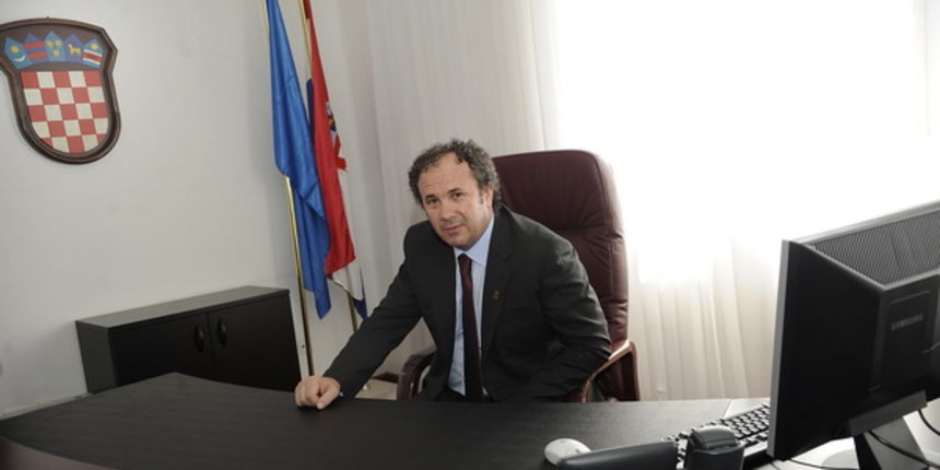 Split, 050609. Gradsko poglavarstvo u Banovini. Danas je u splitskom Poglavarstvu izvrsena primopredaja vlasti. Novi splitski gradonacelnik Zeljko Kerum preuzeo je vlast od Ivana Kureta. Na fotografiji: Zeljko Kerum na novom radnom mjestu. Foto: Jadran Ba Split, 050609. Gradsko poglavarstvo u Banovini. Danas je u splitskom Poglavarstvu izvrsena primopredaja vlasti. Novi splitski gradonacelnik Zeljko Kerum preuzeo je vlast od Ivana Kureta. Na fotografiji: Zeljko Kerum na novom radnom mjestu. Foto: Jadran Ba