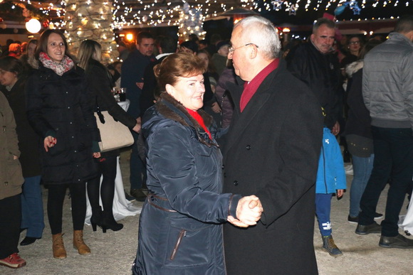 Virani 2016. godinu dočekali uz Lidiju Bačić, Leteći odred i spektakularan vatromet Virani 2016. godinu dočekali uz Lidiju Bačić, Leteći odred i spektakularan vatromet