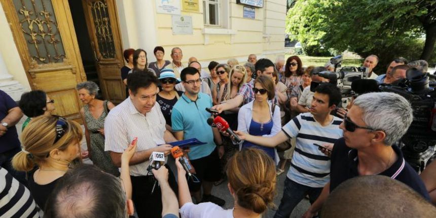 Zadar – Bivsi zaposlenici Elektronike d.o.o. Zadar odrzali su prosvjedni skup ispred Saveza sindikata zbog neisplacenih vise od 20 placa. Photo: Filip Brala/PIXSELL