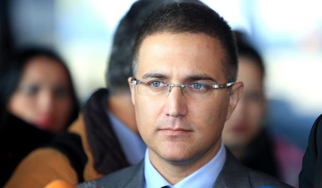 Ministri unutarnjih poslova Hrvatske i Srbije Ranko Ostojic i Nebojsa Stefanovic sastali su se na granicnom prijelazu Bajakovo kako bi dogovorili daljnu suradnju vezanu uz izbjeglice.