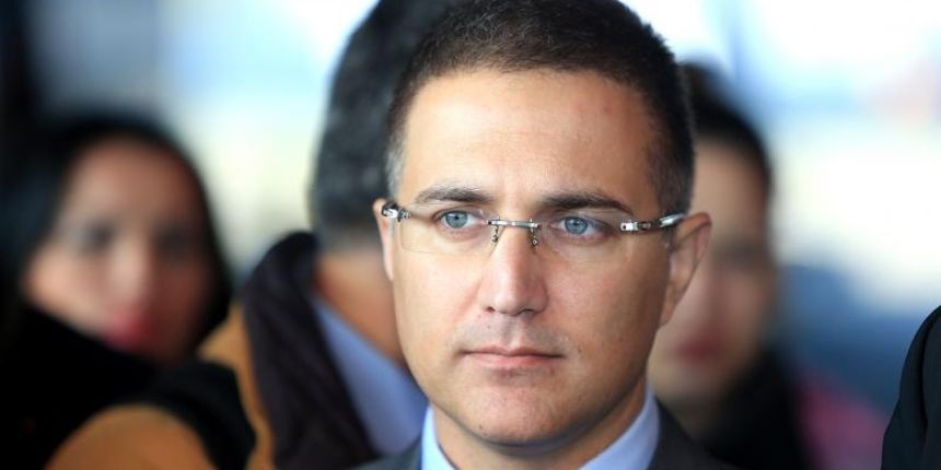 Ministri unutarnjih poslova Hrvatske i Srbije Ranko Ostojic i Nebojsa Stefanovic sastali su se na granicnom prijelazu Bajakovo kako bi dogovorili daljnu suradnju vezanu uz izbjeglice. Ministri unutarnjih poslova Hrvatske i Srbije Ranko Ostojic i Nebojsa Stefanovic sastali su se na granicnom prijelazu Bajakovo kako bi dogovorili daljnu suradnju vezanu uz izbjeglice.