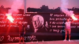 Veliki mural posvećen Oliveru Dragojeviću predstavljen uz bakljadu