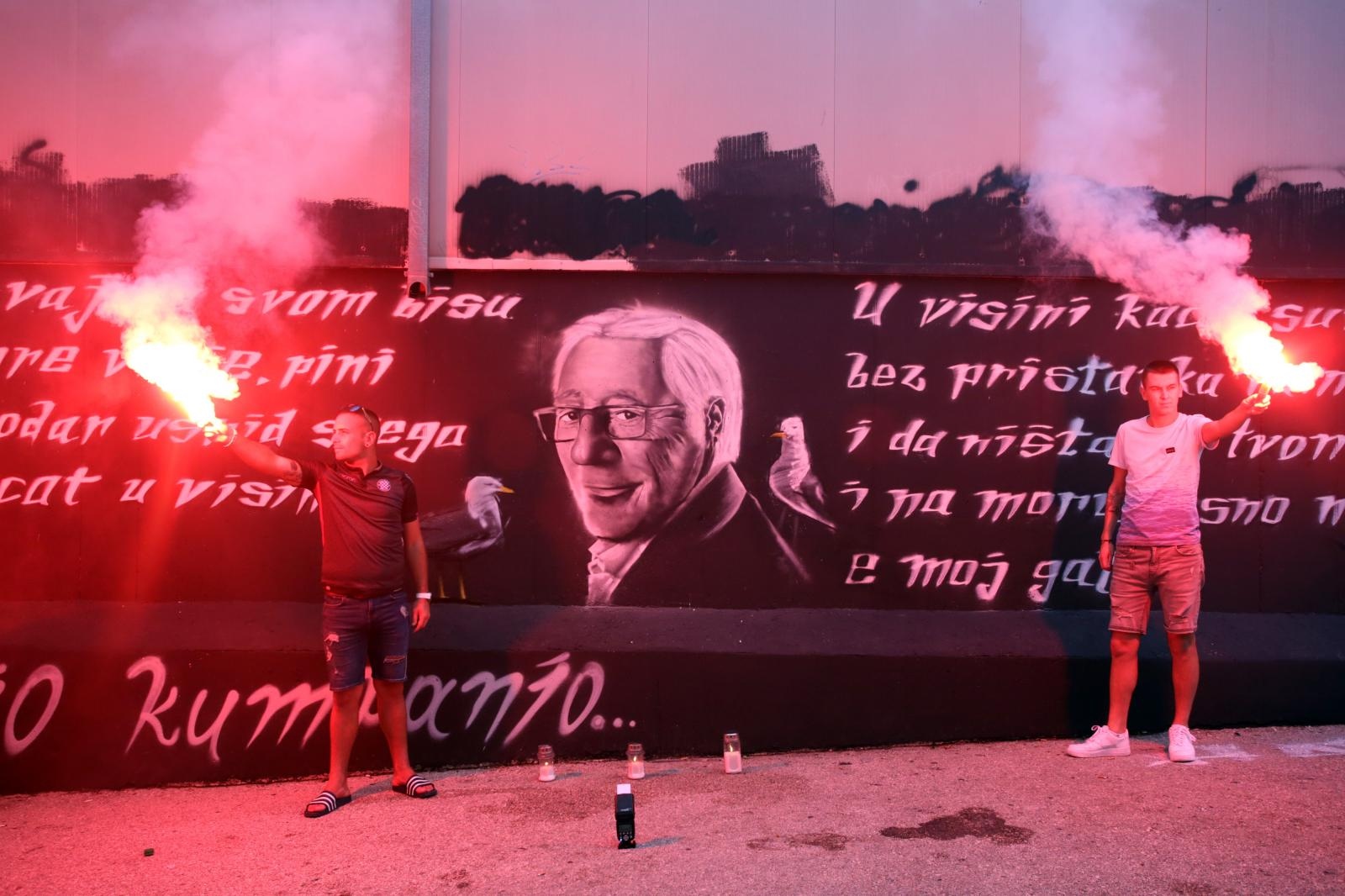 Veliki mural posvećen Oliveru Dragojeviću predstavljen uz bakljadu