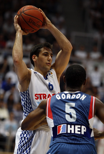 Zadar, 080610.
Dvorana Kresimir Cosic.
Cetvrta finalna kosarkaska utkmica izmedju Zadra i Cibone.
Na fotografiji: igrac Zadra Rok Stipcevic (bijeli).
Foto: Jure Miskovic / CROPIX Zadar, 080610.
Dvorana Kresimir Cosic.
Cetvrta finalna kosarkaska utkmica izmedju Zadra i Cibone.
Na fotografiji: igrac Zadra Rok Stipcevic (bijeli).
Foto: Jure Miskovic / CROPIX