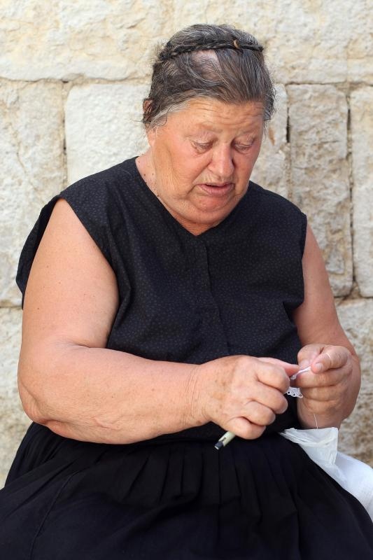 Paške čipkarice na djelu u izradi paške čipke, Foto: Luka Stanzl/PIXSELL