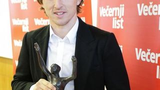 Luki Modriću u dječjoj bolnici u Klaićevoj uručena nagrada nogometaša godine, Photo: Petar Glebov/PIXSELL Luki Modriću u dječjoj bolnici u Klaićevoj uručena nagrada nogometaša godine, Photo: Petar Glebov/PIXSELL