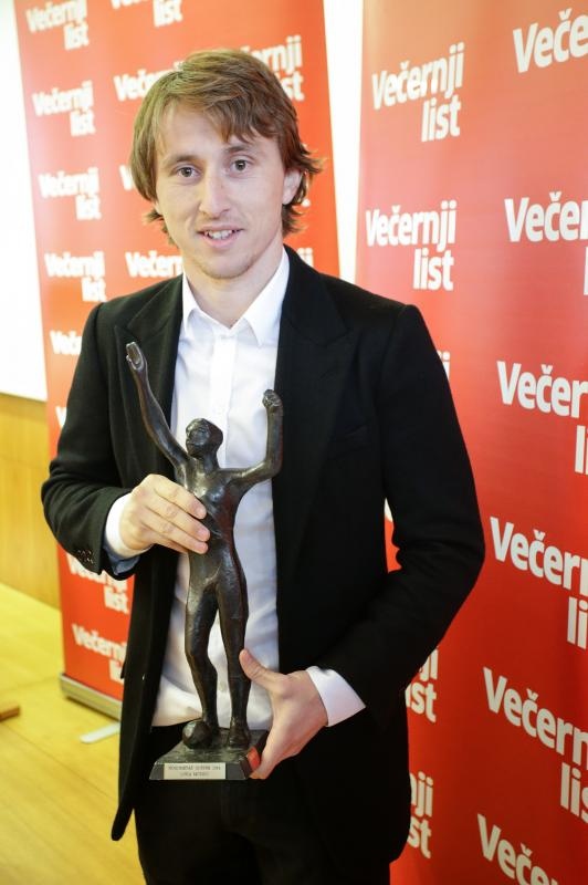 Luki Modriću u dječjoj bolnici u Klaićevoj uručena nagrada nogometaša godine, Photo: Petar Glebov/PIXSELL Luki Modriću u dječjoj bolnici u Klaićevoj uručena nagrada nogometaša godine, Photo: Petar Glebov/PIXSELL