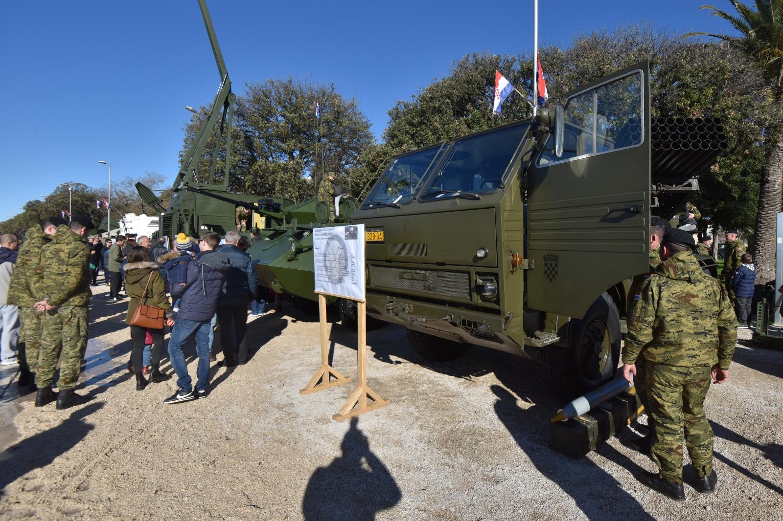 Otvorena izložba vojne opreme, oružja i vozila na zadarskoj rivi