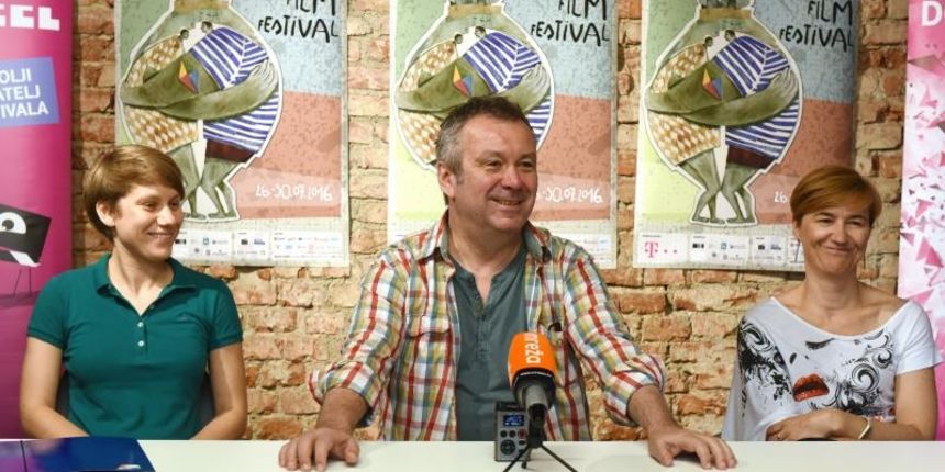 U Laubi je na konferenciji za medije predstavljen ovogodisnji Motovun film festival. Na konferenciji su govorili Igor Mirkovic, direktor festivala, Milena Zlajovic, selektorica glavnog programa i Sanja Milinovic, direktorica odjela za direktan nastup na t U Laubi je na konferenciji za medije predstavljen ovogodisnji Motovun film festival. Na konferenciji su govorili Igor Mirkovic, direktor festivala, Milena Zlajovic, selektorica glavnog programa i Sanja Milinovic, direktorica odjela za direktan nastup na t