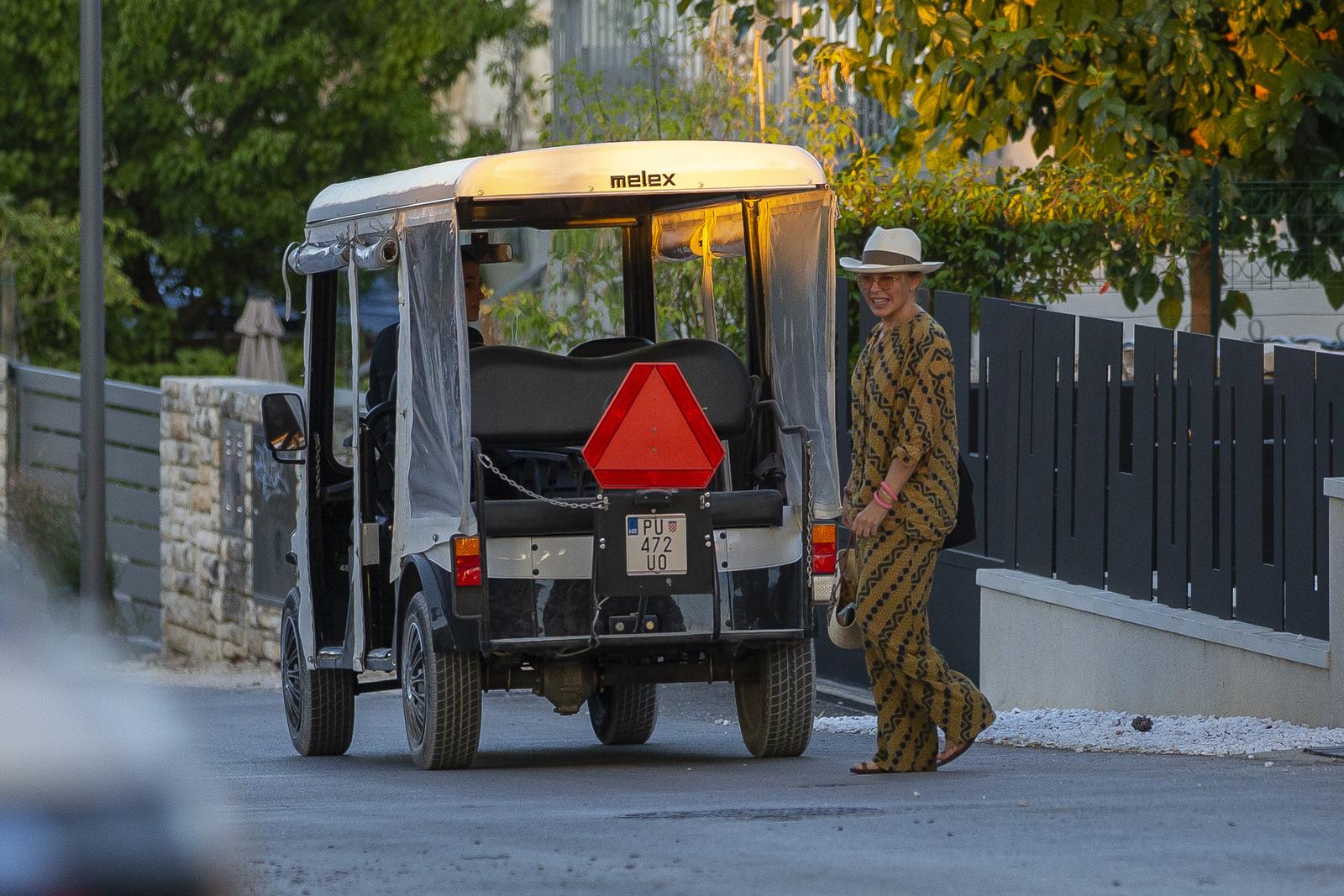 Kylie Minogue viđena kako u opuštenom izdanju izlazi iz luksuzne vile u Rovinju