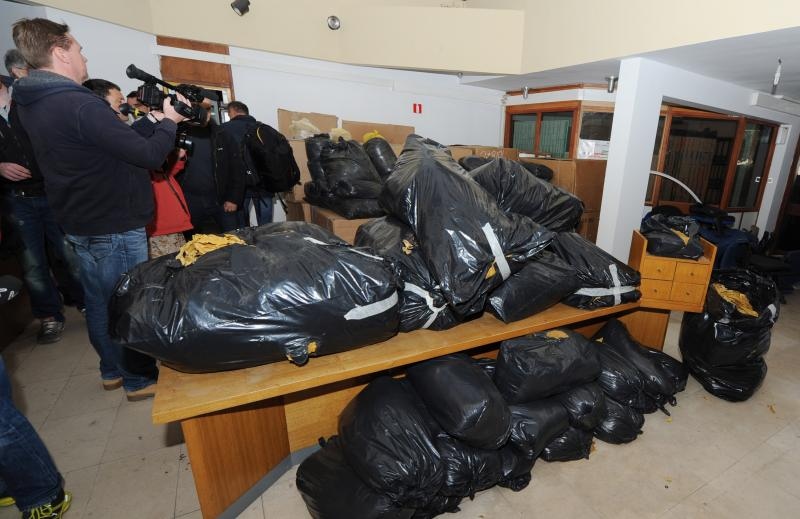 Zadar – Zadarska policija razbila veliki lanac krijumcarenja duhana. Zaplijenjeno je 2,5 tone duhana vrijednosti oko tri miljuna kuna. Photo: Hrvoje Jelavic/PIXSELL Zadar – Zadarska policija razbila veliki lanac krijumcarenja duhana. Zaplijenjeno je 2,5 tone duhana vrijednosti oko tri miljuna kuna. Photo: Hrvoje Jelavic/PIXSELL