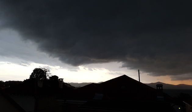 Olujni oblak nadvio se nad Zadrom