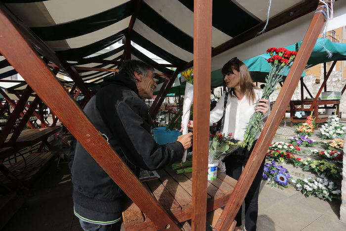 Zadar, 010513.
Predstavnici Koalicije za promjene, predvodjeni kandidatom za gradonacelnika Ivom Bilicem, obiljezili su 1. svibanj – Medjunarodni praznik rada podjelom karanfila sugradjankama i sugradjanima.
Na fotografiji: Sabina Glasovac (desno).
Foto: Zadar, 010513.
Predstavnici Koalicije za promjene, predvodjeni kandidatom za gradonacelnika Ivom Bilicem, obiljezili su 1. svibanj – Medjunarodni praznik rada podjelom karanfila sugradjankama i sugradjanima.
Na fotografiji: Sabina Glasovac (desno).
Foto: