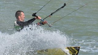 Jaka bura pružila je prigodu nekolicini kitesurfera da pokažu svoje umjeće na ninskoj plaži.  Photo: Dino Stanin/PIXSELL