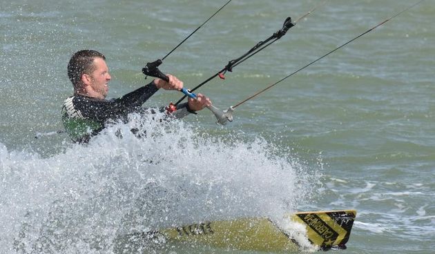 Jaka bura pružila je prigodu nekolicini kitesurfera da pokažu svoje umjeće na ninskoj plaži.  Photo: Dino Stanin/PIXSELL