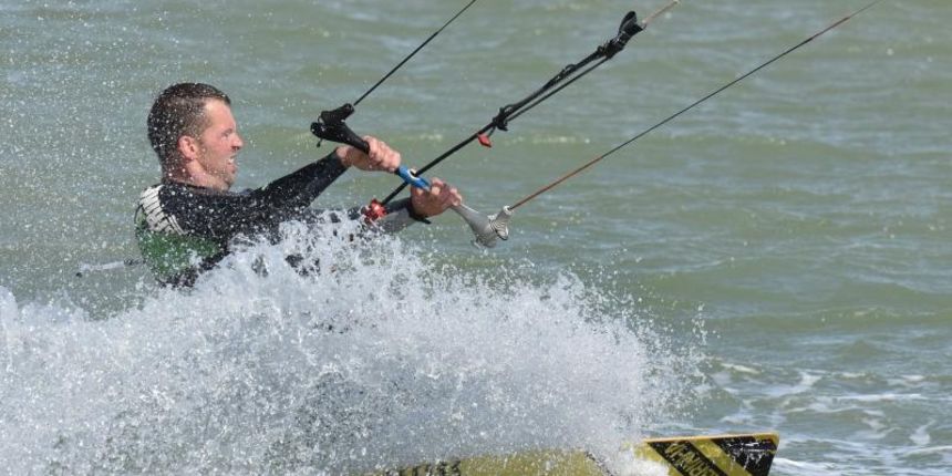 Jaka bura pružila je prigodu nekolicini kitesurfera da pokažu svoje umjeće na ninskoj plaži.  Photo: Dino Stanin/PIXSELL