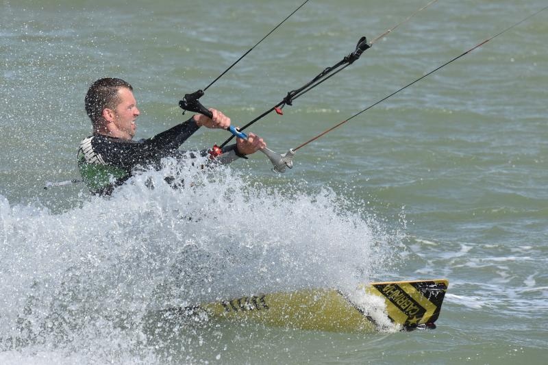 Jaka bura pružila je prigodu nekolicini kitesurfera da pokažu svoje umjeće na ninskoj plaži.  Photo: Dino Stanin/PIXSELL