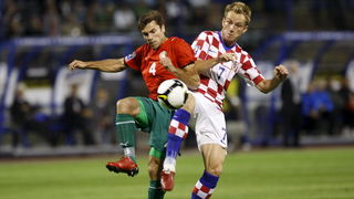 Zagreb, 050909.
Stadion Maksimir.
Nogometna utakmica kvalifikacija za SP u Juznoj Africi 2010. izmedju Hrvatske i Bjelorusije.
Na slici: Ivan Rakitic i Kalachev Timofei.
Foto: Goran Mehkek / CROPIX