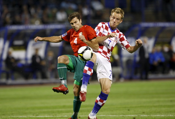 Zagreb, 050909.
Stadion Maksimir.
Nogometna utakmica kvalifikacija za SP u Juznoj Africi 2010. izmedju Hrvatske i Bjelorusije.
Na slici: Ivan Rakitic i Kalachev Timofei.
Foto: Goran Mehkek / CROPIX