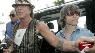 Dubrovnik, 210809.
Americki glumac Mickey Rourke je stigao u Dubrovnik, gdje ce promovirati svoj film Hrvac na Dubrovnik Film Meetingu. Dok je u Dubrovniku Rourke ce boraviti u Villi Agavi koja kosta sedam tisuca eura za vecer.
Foto: Branimir Kvartuc / CR