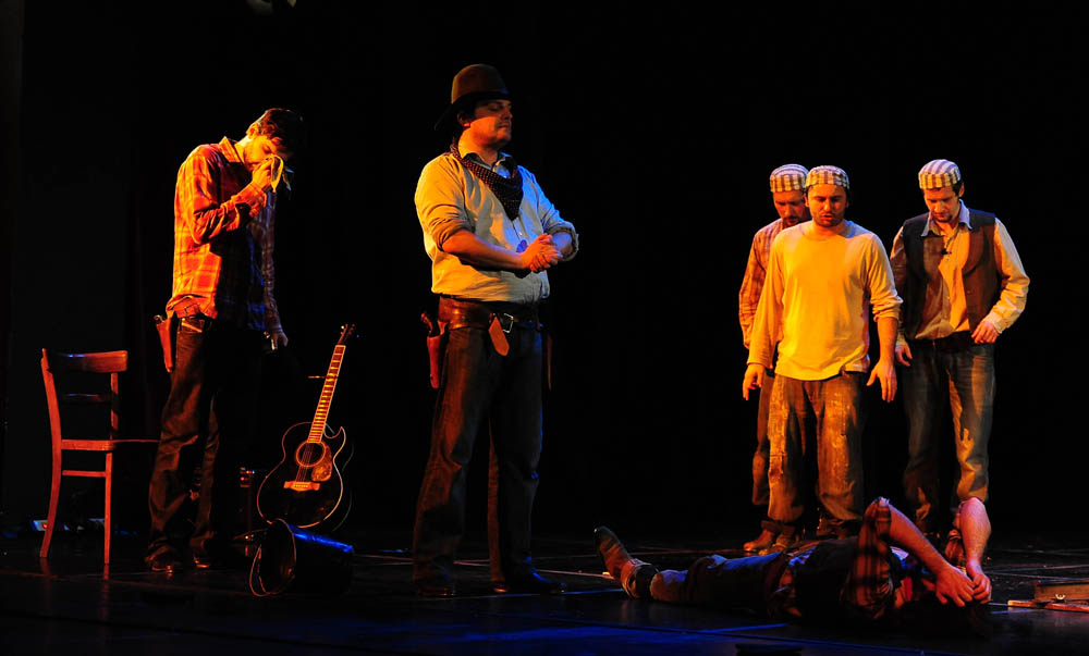 Zadar, 21.01.2013. snimio: Nenad Marčev
TEATAR EXIT, Zagreb
Saša Anočić
KAUBOJI
redatelj: Saša Anočić
igraju: Živko Anočić, Matija Antolić,
Hrvoje Barišić, Krunoslav Klabučar,
Rakan Rushaidat, Radovan Ruždjak i Ivana Rushaidat
izvan pre Zadar, 21.01.2013. snimio: Nenad Marčev
TEATAR EXIT, Zagreb
Saša Anočić
KAUBOJI
redatelj: Saša Anočić
igraju: Živko Anočić, Matija Antolić,
Hrvoje Barišić, Krunoslav Klabučar,
Rakan Rushaidat, Radovan Ruždjak i Ivana Rushaidat
izvan pre