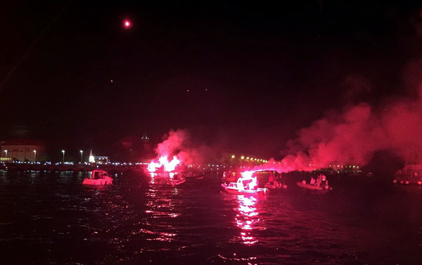 Doček zlatnih zadarskih olimpijaca Šime Fantele i Igora Marenića: Bakljada na brodovima od Vitrenjaka do Morskih orgulja. Foto: Tija Malik Doček zlatnih zadarskih olimpijaca Šime Fantele i Igora Marenića: Bakljada na brodovima od Vitrenjaka do Morskih orgulja. Foto: Tija Malik