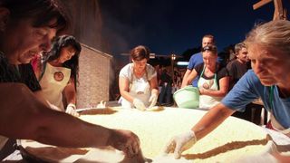 28.07.2013., Benkovac – Benkovacki prisnac je vec odavno puno vise od obicnog jela, autohtona delicija Bukovice i Ravnih kotara, jednostavna, a opet tako dobra. Stoljecima se sprema na ovim prostorima i jedno je od najprepoznatljivijih jela ovoga kraja. 28.07.2013., Benkovac – Benkovacki prisnac je vec odavno puno vise od obicnog jela, autohtona delicija Bukovice i Ravnih kotara, jednostavna, a opet tako dobra. Stoljecima se sprema na ovim prostorima i jedno je od najprepoznatljivijih jela ovoga kraja.