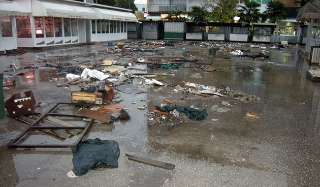 Smece na pijaci – Relja