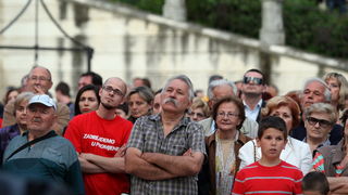Zadar, 120513.
Trg pet bunara, Poluotok. 
Predizborni skup SDP-a na kojem je sudjelovao predsjednik stranke Zoran Milanovic. Na skupu je predstavljen i kandidat za gradonacelnika Zadra Ivo Bilic. Na fotografiji: gradjani na skupu.
Foto: Jure Miskovic / CR