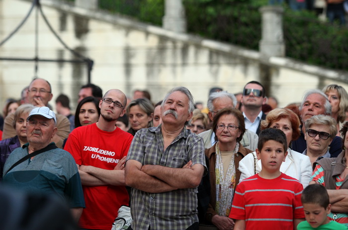 Zadar, 120513.
Trg pet bunara, Poluotok. 
Predizborni skup SDP-a na kojem je sudjelovao predsjednik stranke Zoran Milanovic. Na skupu je predstavljen i kandidat za gradonacelnika Zadra Ivo Bilic. Na fotografiji: gradjani na skupu.
Foto: Jure Miskovic / CR